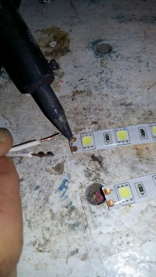 Utilicé una tirita de tres Leds y los soldé para que sea azul.